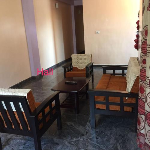 - un salon avec des chaises, un canapé et des tables dans l'établissement Marina Stay, à Chikmagalur