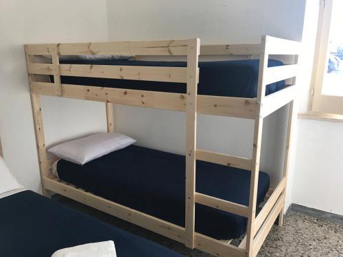 レウカにあるCase al mare in Salentoの二段ベッド2組が備わる客室です。