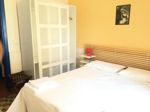 トラーパニにあるCasa La Marina 62, centrale, sul porto di Trapaniのベッドルーム(白いベッド1台、窓付)
