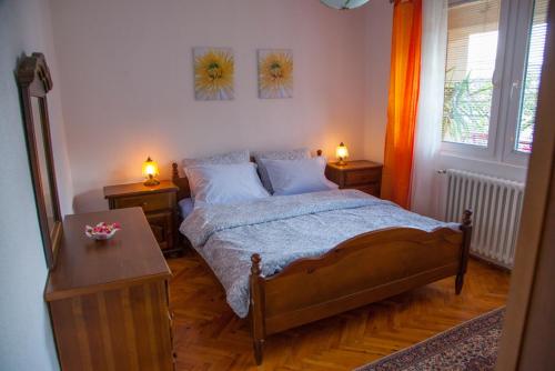 um quarto com uma cama e duas lâmpadas em duas mesas em Lavender House em Sarajevo