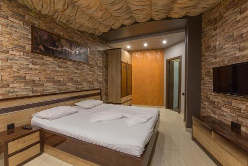  Green Palace Hotel -  Chambre  photo :   Minibar    Shower    Safety deposit box                           