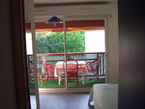 Zimmer mit einem Tisch und Stühlen auf einem Balkon in der Unterkunft Studio Gaindeguia 45 in Cambo-les-Bains