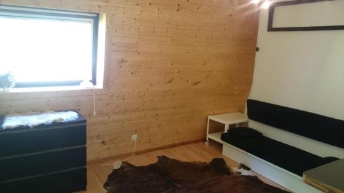 Cette chambre comprend un lit et une fenêtre. dans l'établissement Diamant 3 F, à Les Deux Alpes