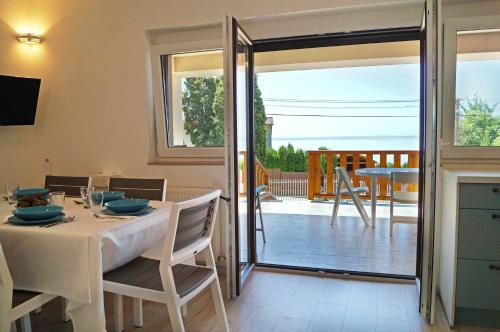 Μπαλκόνι ή βεράντα στο Füge Apartman Balatonakarattya