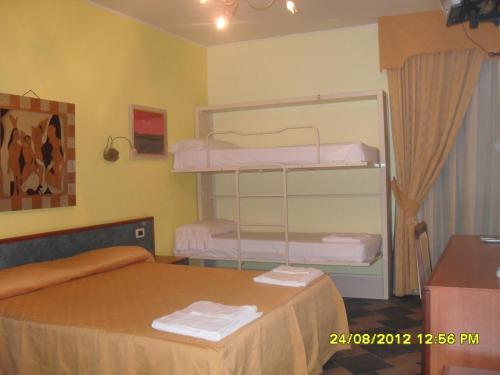 a room with two bunk beds and a table at Hotel Blumentag in Paola