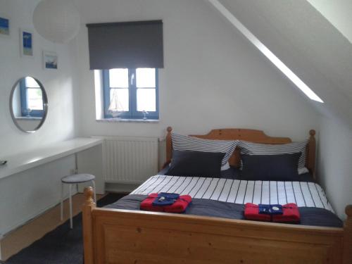 KamminkeにあるFerienhaus Hendrikjeのベッドルーム1室(ベッド1台、バッグ2つ付)