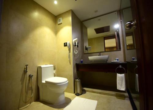 ห้องน้ำของ Classic Sarovar Portico Trivandrum