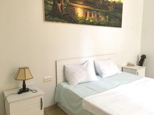 sypialnia z 2 łóżkami i obrazem na ścianie w obiekcie Batumi Summer Hotel w mieście Batumi