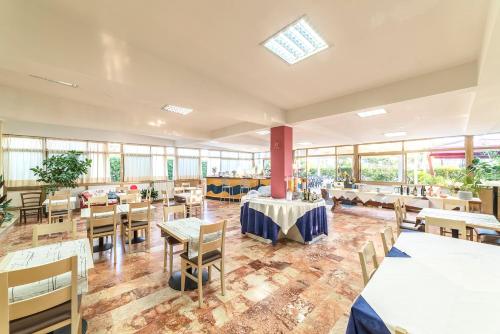 Gallery image of Hotel Tenda Rossa in Marina di Carrara