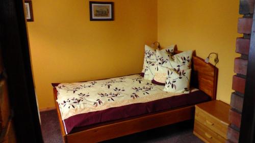 niewielka sypialnia z łóżkiem z białą pościelą i kwiatami w obiekcie Rezydencja Maximus w mieście Karpacz