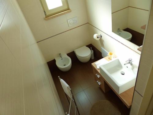 コンヴェルサーノにあるDelle Forcheのバスルーム(洗面台、トイレ、鏡付)