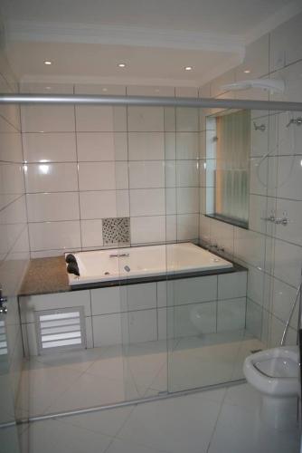 a bathroom with a sink and a toilet at Hotel Nardy in Alvinópolis