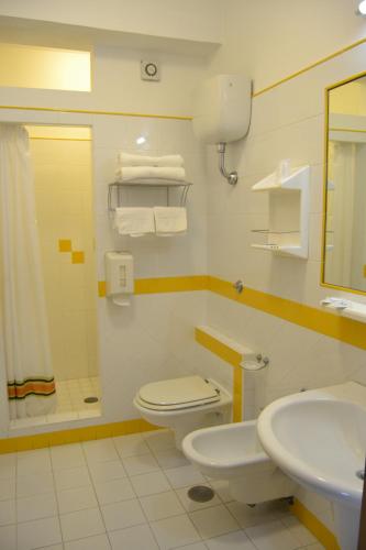 La salle de bains est pourvue de toilettes et d'un lavabo. dans l'établissement Yellow Park Hotel, à Forchia