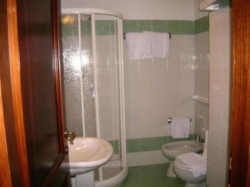 アッビアドリにあるSardegna Resortのバスルーム(シャワー、洗面台、トイレ付)