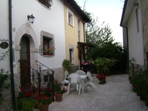 a table and chairs sitting outside of a building at B&B Myosotis in Introdacqua