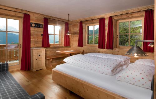 Postel nebo postele na pokoji v ubytování Bauernhof Zwiglhof