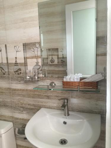 y baño con lavabo y espejo. en Phan Rang Hotel, en Phan Rang