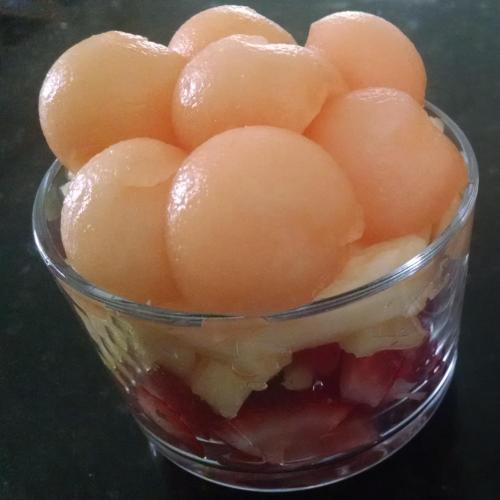 una ciotola di vetro piena di uova su un tavolo di Fruits of Vienna B&B a Vienna