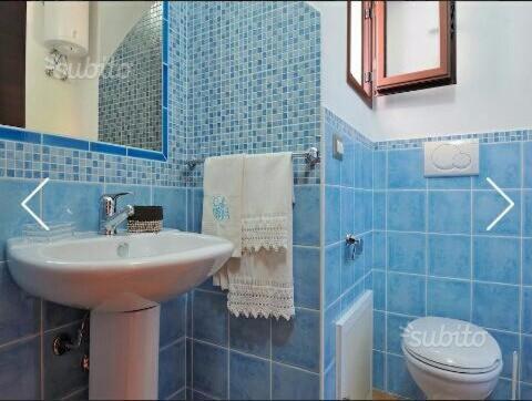 バウネーイにあるUsuonuの青いタイル張りのバスルーム(洗面台、トイレ付)