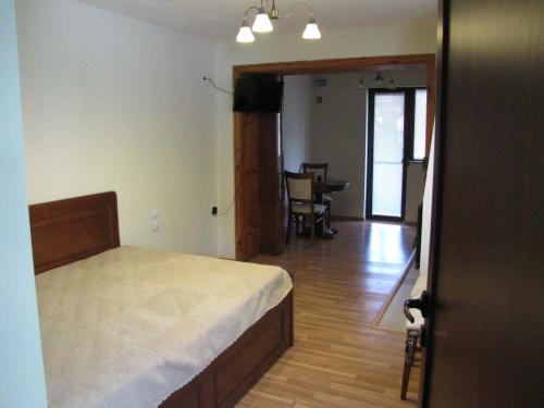 サパレヴァ・バニャにあるGuest House Vergieのベッドルーム1室(ベッド1台付)、リビングルーム(テーブル付)