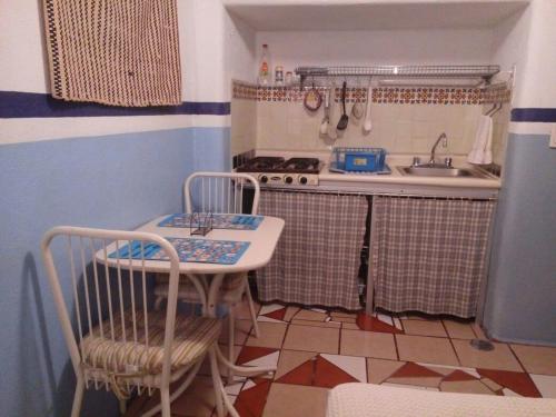 una pequeña cocina con mesa y fregadero en Arquitectos Departamento 11-5, en Guanajuato