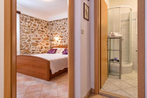 Ένα μπάνιο στο Apartments Obala