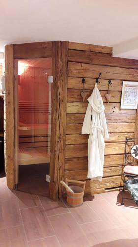 ザンクト・ヤーコプ・イン・デフェルエッゲンにあるHaus Toritenの木製の壁のバスルーム(タオル掛け付)