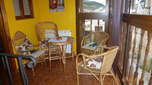 - une chambre avec des chaises et une table dans l'établissement Casa Rural Marina, à Curiel de Duero
