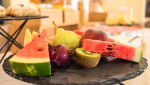 a plate of fruit on top of a table at Hotel Da Vinci in Montecatini Terme