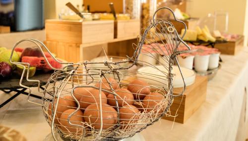 a wire basket filled with eggs on a counter at Hotel Da Vinci in Montecatini Terme