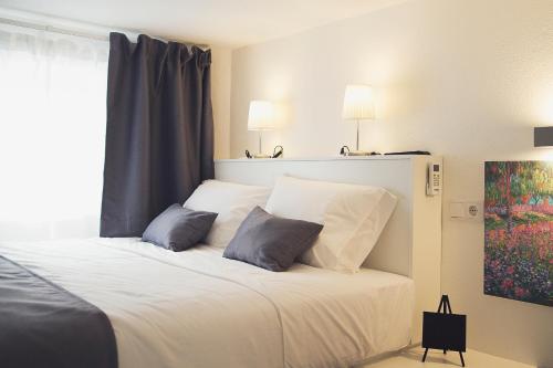 Postel nebo postele na pokoji v ubytování Art 4 You Cascais Suites