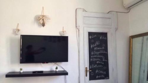 レッジョ・ディ・カラブリアにあるB&B RC DOMVSの壁掛けの薄型テレビ(黒板付)