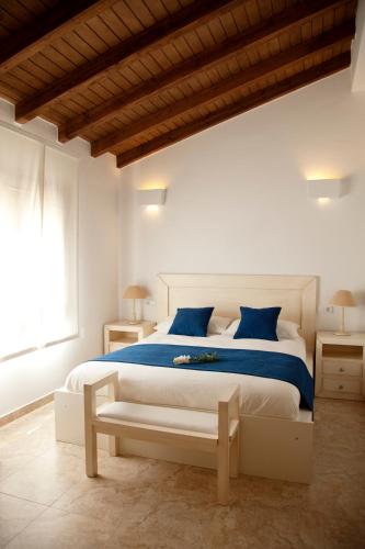 Ένα ή περισσότερα κρεβάτια σε δωμάτιο στο AROHAZ Hotel & Restaurante
