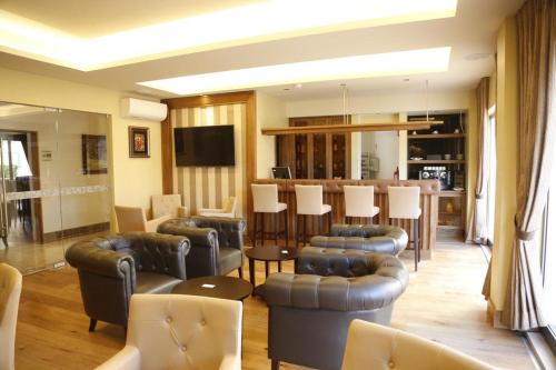a living room with couches and a table and a bar at Hotel Ponte Sor in Ponte de Sor