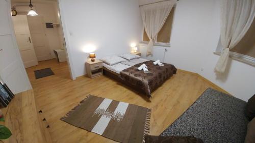 - Vistas a un dormitorio con cama en Polhouse Apartamenty, en Rzeszów