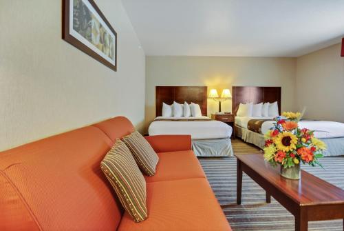 Tempat tidur dalam kamar di Yellowstone West Gate Hotel