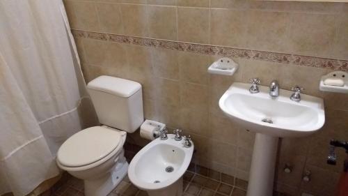 a bathroom with a toilet and a sink at Complejo La Colina in Federación