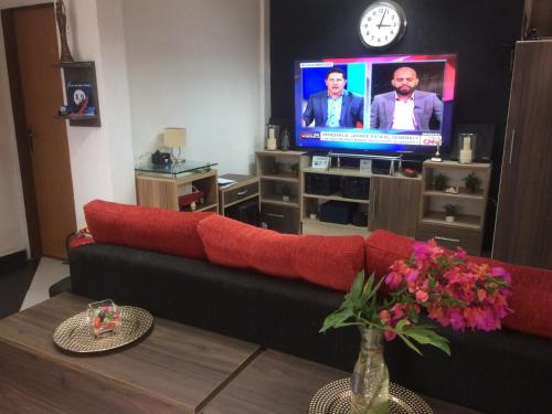 Télévision ou salle de divertissement dans l'établissement Acosta Ñu Apart Hotel