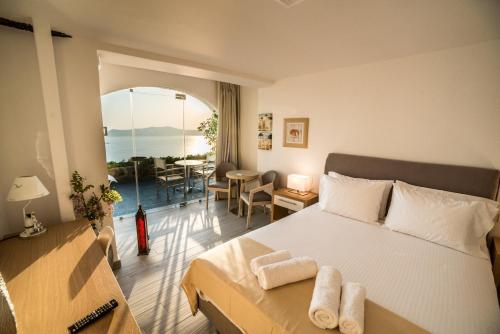 Postel nebo postele na pokoji v ubytování Kratiras View Luxury Suites