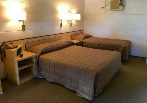 Postel nebo postele na pokoji v ubytování Cairns Motor Inn