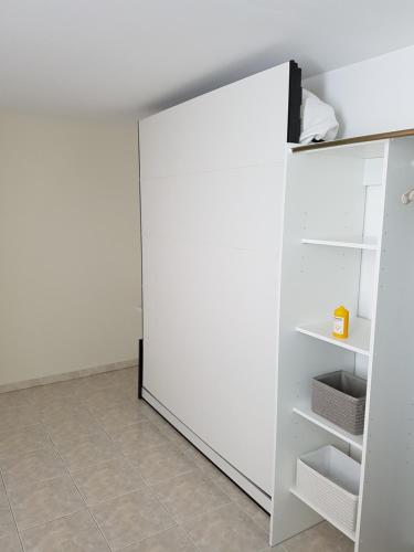 - un réfrigérateur blanc avec une porte ouverte dans la chambre dans l'établissement Chambre-Studio Mare Bianca, à Saint-Florent