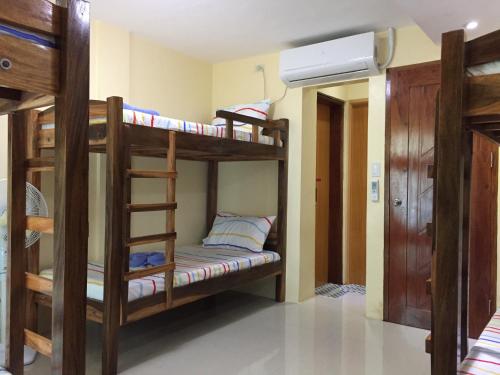 Palanda nebo palandy na pokoji v ubytování EA Apartelle - Metro Vigan