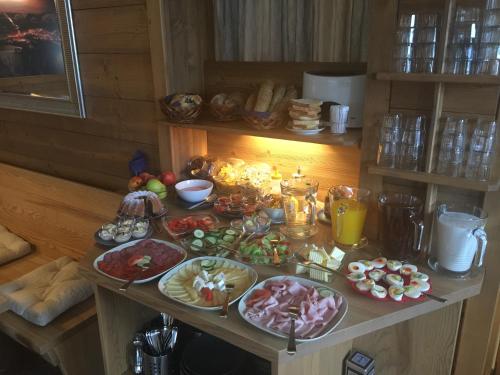 een tafel met veel borden eten erop bij Pension and Apartments MONIKA in Špindlerův Mlýn