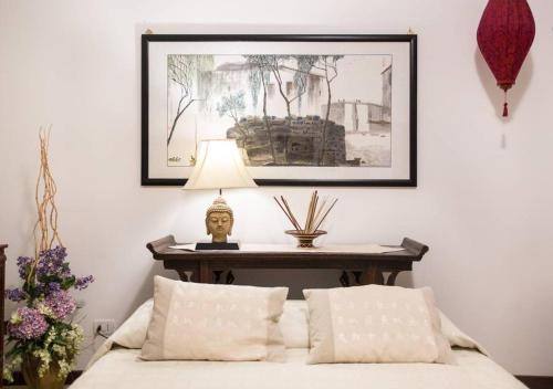 una camera con letto e tavolo con lampada di Orient Suite a Viterbo