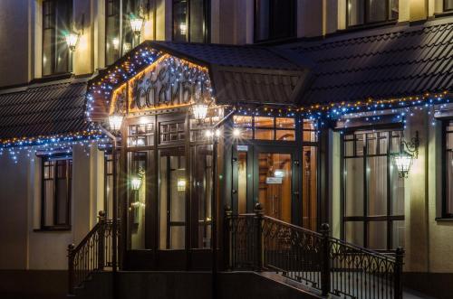 a house with christmas lights on the front of it at Lepsza Садыба in Bila Tserkva