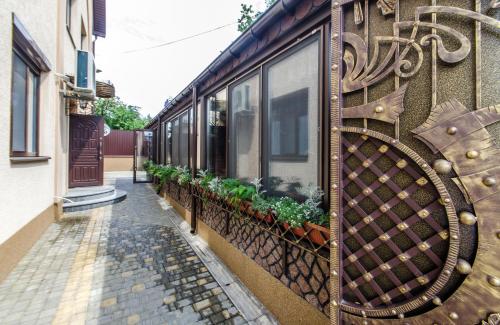 a fence with plants on it next to a building at Lepsza Садыба in Bila Tserkva