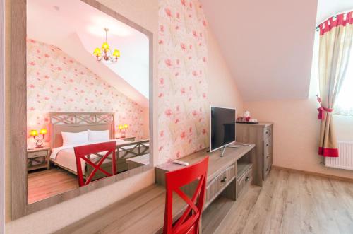 a bedroom with a bed and a mirror at Lepsza Садыба in Bila Tserkva