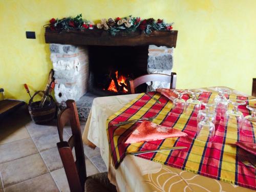 Dragoni的住宿－Agriturismo San Marco，一间卧室设有壁炉和带毯子的桌子。