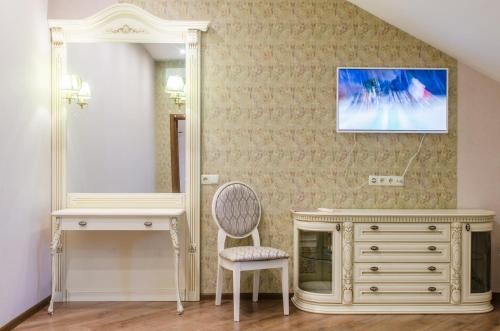 a dressing room with a mirror and a chair at Lepsza Садыба in Bila Tserkva