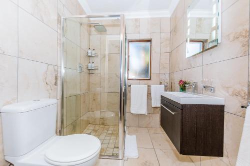 Ένα μπάνιο στο Le Petit Chateau Guest House